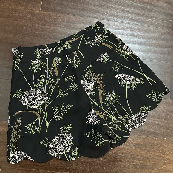 [SOLD] Wilfred Scalloped Shorts - Picture 2 of 4